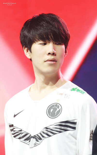 资讯队友全部牺牲 主播被迫与敌人组队，结果反水？